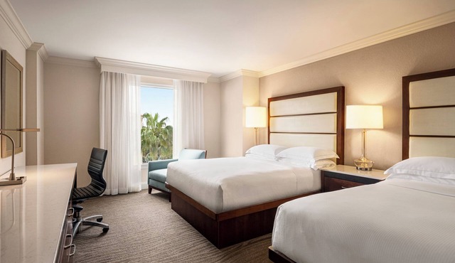 Sophisticated Suite with Shuttle to Clam Pass Beach