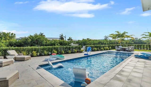 Sophisticated 5-bedroom, elevator, 50' dock, heated pool/spa, kayaks, sleep 12