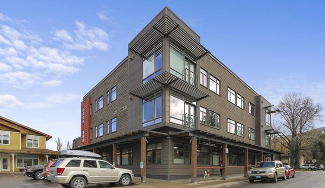 Sophistication & Convenience; Urban Flat one block from Town Square