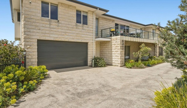 Sorrento City Style - Modern townhouse only minutes from the shops and beach