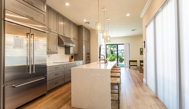 Sorrento Luxury Vacation Home: Expansive 5-Bedroom, 4.5-Bath Retreat with Private Pool, Hot Tub, and Pet-Friendly Accommodations – Just a Short Walk from Stunning Vanderbilt Beach