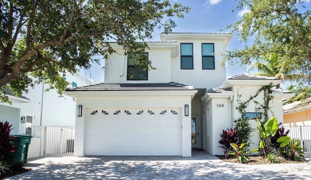 Sorrento - Spacious 5BR/4.5BA Home with Private Pool & Hot tub, ideal for families and groups. Pet-friendly with plenty of comfort and space. Short walk to Delnor Wiggins Beach, close to Naples attractions!