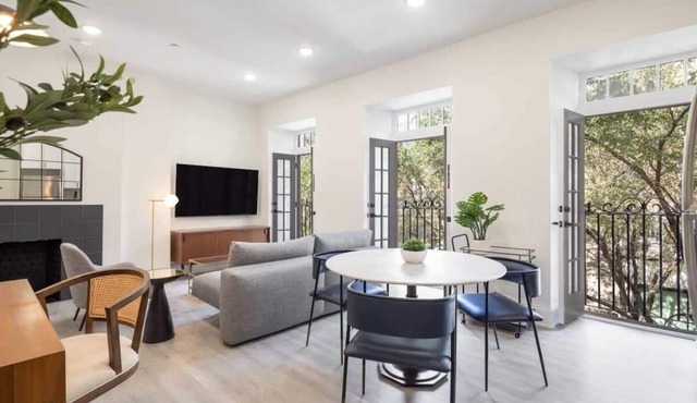 Sosuite | Juliet Balcony 1BR Apt w W/D, Desk