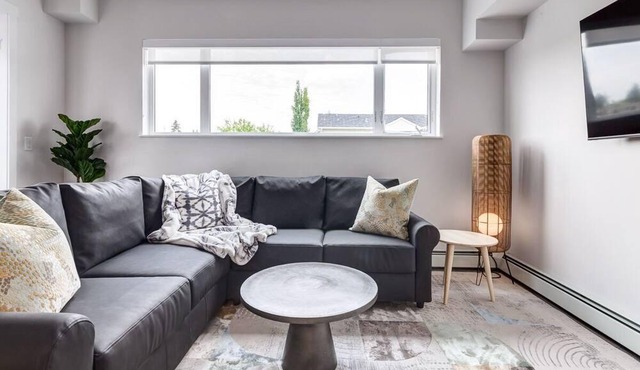 Sought After Marda Loop/Minutes from Downtown