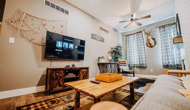 Soulard Cabin Queen Bed WiFi Laundry Patio