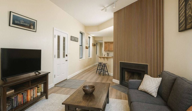 Soulard Townhouse | 2BR 2BA · Parking · Rooftop