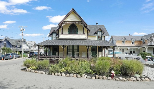 Soulas Martha's Vineyard Victorian Beach House, Walk to Inkwell Beach & Town