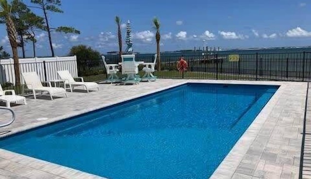 Sound-front beauty minutes from beach & pier with private washer&dryer & patio