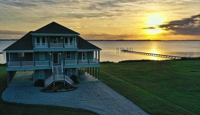 Sound Front, Pet Friendly House with Boat Lift (Dolphin Lookout)