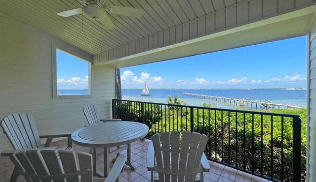 Sound Front townhome w/Pool, Tennis & Shuffle Board!