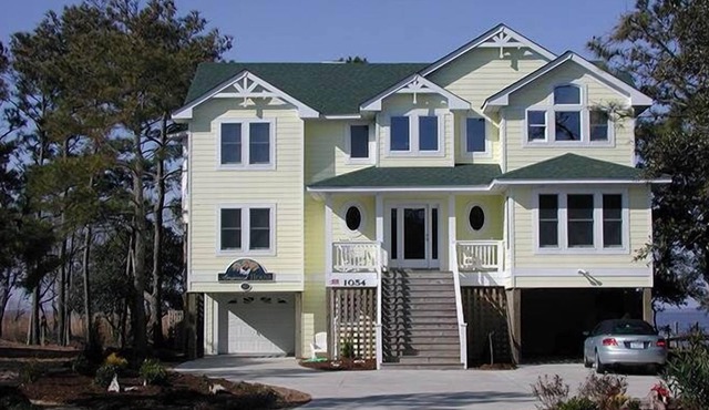 Sound-front with hot tub, pool, elevator, & rec room with pool table