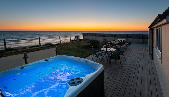 Sound of the Sea, beachfront Bungalow with hot tub, in Tywyn