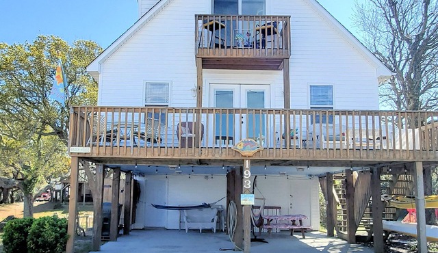 Sound view beach retreat w/best of Island Life! Pets/Family welcome!