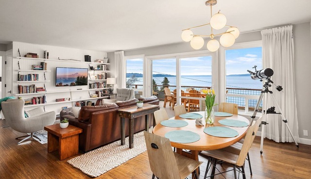 Sound View House with stunning views and hot tub