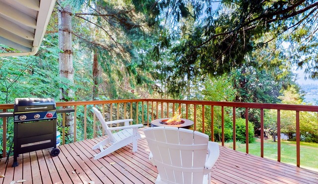 Sound view retreat with trails, beach access, firepit, grill, scenic deck, & W/D