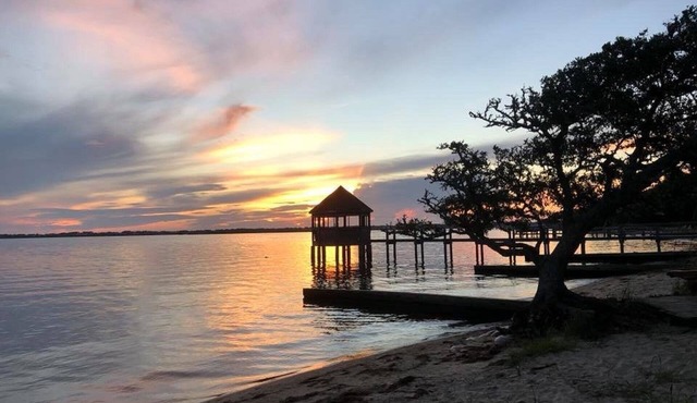 Soundfront Beach House with Kayaks, Sailboat & lots of Beach Toys!