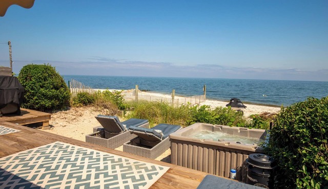 Soundfront Beach House w Hot Tub, Gym & Sauna