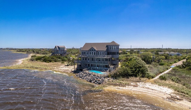 Soundfront Family Escape – Pool, Hot Tub & Views