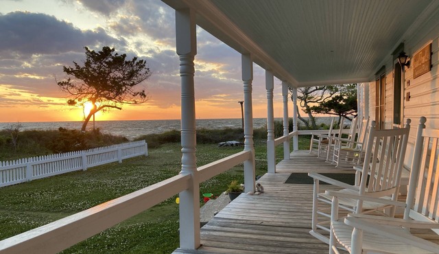 Soundfront Inn: Spacious historic home with beach on Pamlico Sound