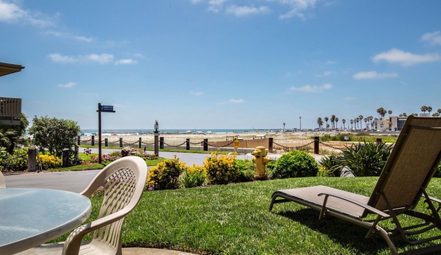 Sounds of the Ocean Harbor Views Walk to Shop and Dine.