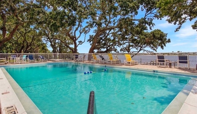 Soundside 2 Bedroom Condo - Pool & fishing dock