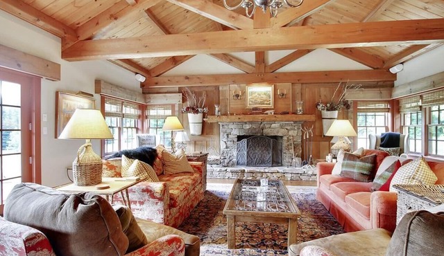 Soupcon: 4 br, fireplaces, game room, sauna, hot tub, views!