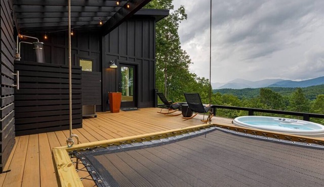 Sourwood, Alpine Cabin -Views! Outdoor shower, hot tub, more!