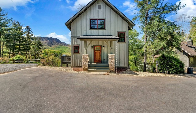 Sourwood Treehouse- Adorable treehouse, hot tub, & mountain views