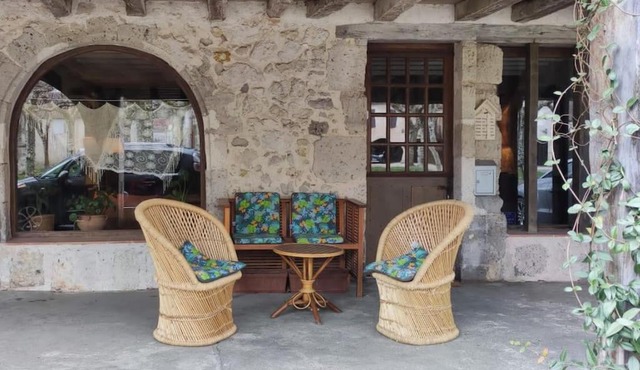 Sous les arcades de Fourcès-Jolie maison médiévale