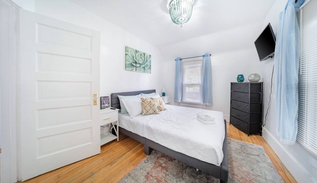 South Akron 3 bedroom 1 bath home: king bed, Smart TVs