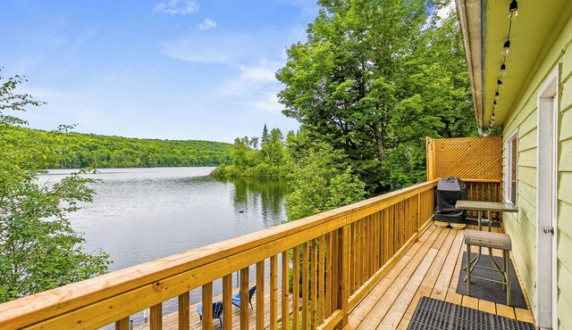 South Algonquin Lakefront 2 Bedroom Cottage on Walking/ATV/Snowmobile Trail