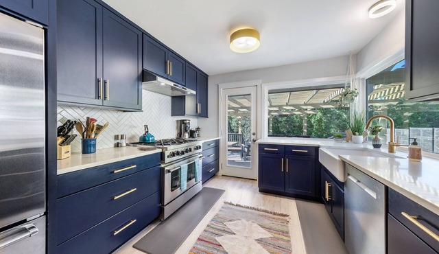 South ATX Home - Pool - Sauna - Parking - Sleeps 6