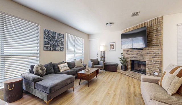 South Austin home with cozy living room, WIFI, patio, backyard & dog-friendly