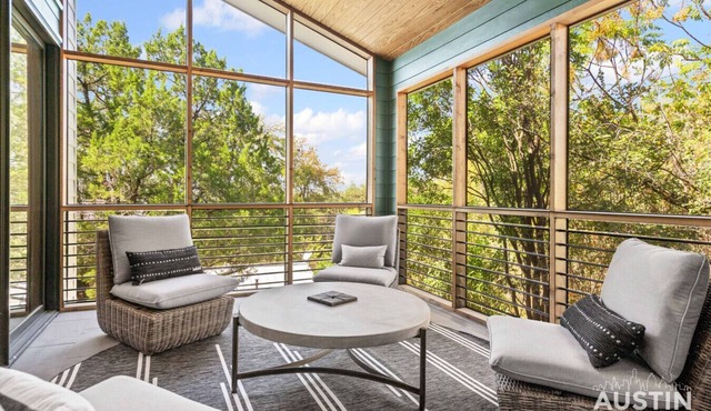 South Austin King Suite w/Screened Porch & Miele Espresso, Near SoCo & Zilker
