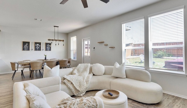 South Austin Luxe Boho House 4BR 2.5BA With SPA, Pool & EV Charger