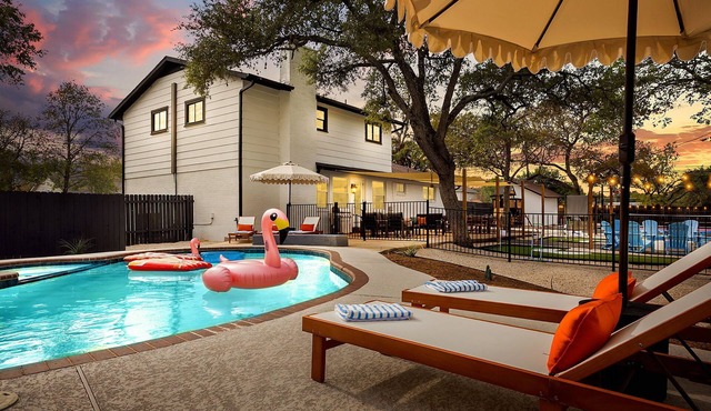 South Austin Retreat w/Pickleball, Pool, GameRoom, MiniGolf, Poker - Sleeps 18!