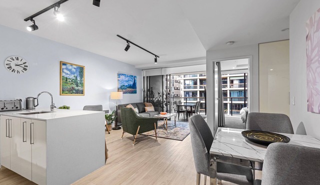 South Bank Living! ~ 1bed, 1bath, 1car, Balcony