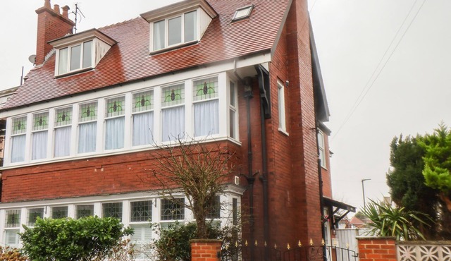 SOUTH BAY BEACH HOUSE, pet friendly, with a garden in Bridlington