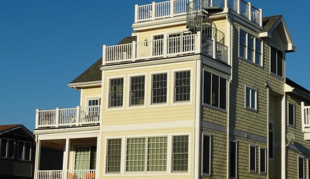 SOUTH BB-CANAL FRONT Walk to Beach-6 BR 7 BA sleeps 16-Pet Friendly Home