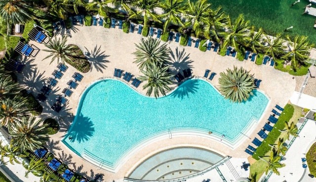 South Beach condo with Breathtaking Views and Stunning Amenities