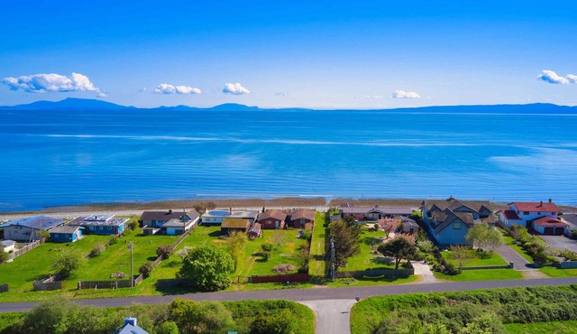 South Beach Cottage - steps from the beach!