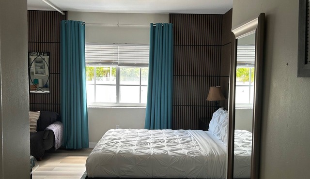 SOUTH BEACH STUDIO CONDO - ONE BLOCK TO BEACH - SLEEPS UP TO 4 - MAX 3 ADULTS