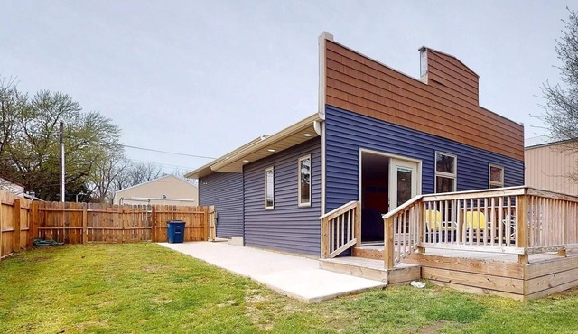 South Bend Hidden Gem - 2 Bed/2 Bath - Deck + Fenced In Back Yard - Hot Tub