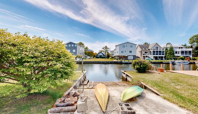 South Bethany bay-view home with dock, deck, kayaks, & bikes