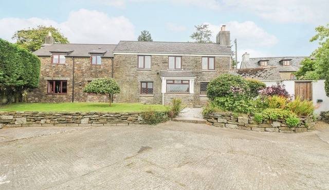 SOUTH BODUEL FARMHOUSE, pet friendly, with open fire in Liskeard