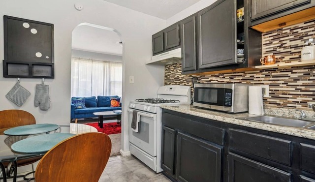 South Cleveland 2-bedroom near Maple Hts.