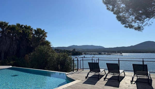 South Corsica, cosy T3 air-conditioned, direct access to the sea, feet in the water