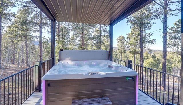 South Dakota Retreat w/Hot Tub, Fire Pit & Grill!