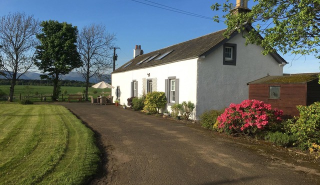 South Doll Farm Cottage - a cottage that sleeps 7 guests in 4 bedrooms