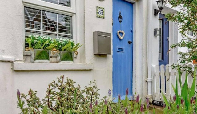 South Downs - Seaside Cottage with DBL + Sofa Bed